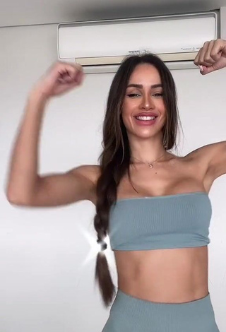 1. Desirable Késia Muniz de Oliveira Shows Cleavage in Grey Tube Top while Twerking