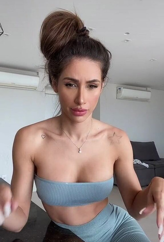 1. Sexy Késia Muniz de Oliveira Shows Cleavage in Grey Tube Top