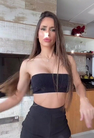 1. Beautiful Késia Muniz de Oliveira Shows Cleavage in Sexy Black Tube Top