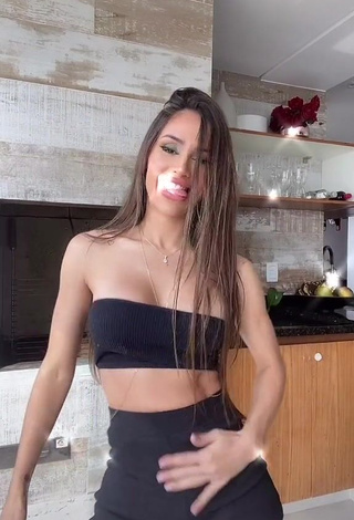 3. Beautiful Késia Muniz de Oliveira Shows Cleavage in Sexy Black Tube Top