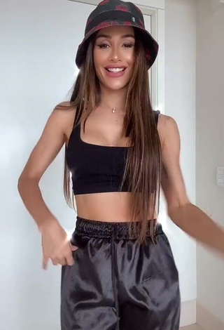 3. Sensual Késia Muniz de Oliveira in Black Crop Top while Twerking