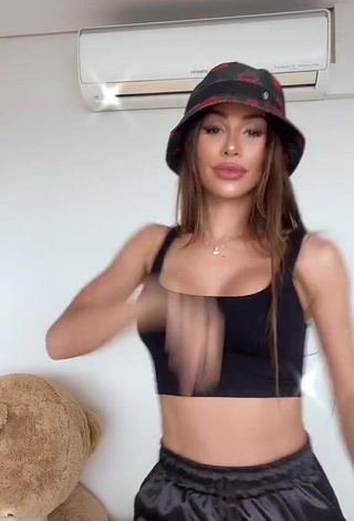 4. Sweetie Késia Muniz de Oliveira Shows Cleavage in Black Crop Top and Bouncing Tits