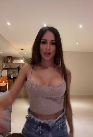 3. Seductive Késia Muniz de Oliveira Shows Cleavage in Grey Crop Top