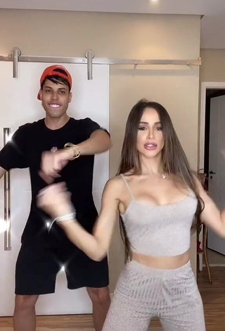 1. Fine Késia Muniz de Oliveira Shows Cleavage in Sweet Grey Crop Top while Twerking and Bouncing Big Boobs