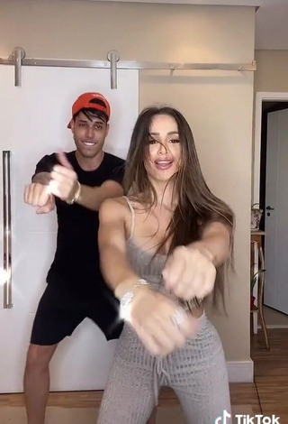 3. Fine Késia Muniz de Oliveira Shows Cleavage in Sweet Grey Crop Top while Twerking and Bouncing Big Boobs