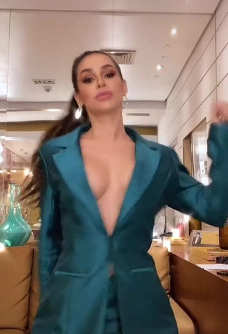 4. Késia Muniz de Oliveira is Showing Wonderful Cleavage