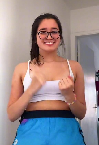 4. Hot Beatriz Sayuri in White Sport Bra and Bouncing Tits