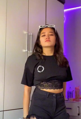 1. Hot Beatriz Sayuri in Black Crop Top and Bouncing Boobs