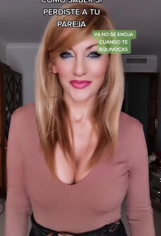 Lidia Demonstrates Really Sexy Cleavage