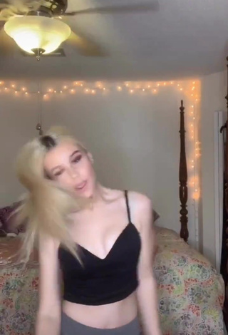 Amazing Faith Alexis Shows Cleavage in Hot Black Crop Top