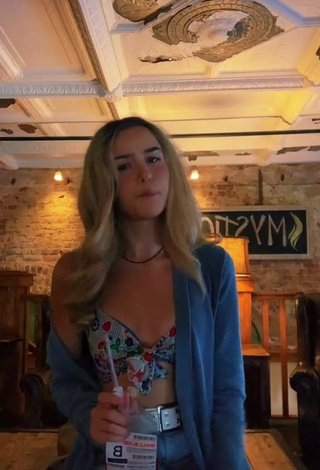 3. Sexy Faith Alexis Shows Cleavage in Floral Crop Top