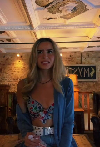 4. Sexy Faith Alexis Shows Cleavage in Floral Crop Top