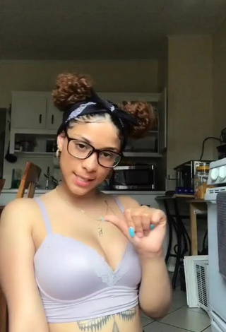 Sweetie Yary Pérez Shows Cleavage in Grey Crop Top