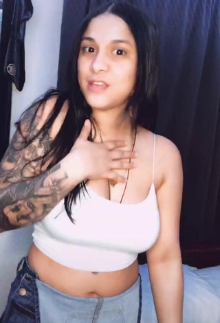 Hot Yary Pérez Shows Cleavage in Crop Top