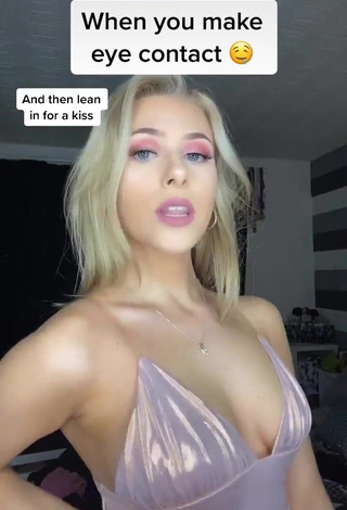 Cute Hannah Simpson Shows Cleavage