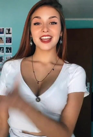 1. Sexy Helen Riu Shows Cleavage in White Crop Top