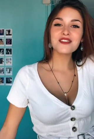 3. Sexy Helen Riu Shows Cleavage in White Crop Top