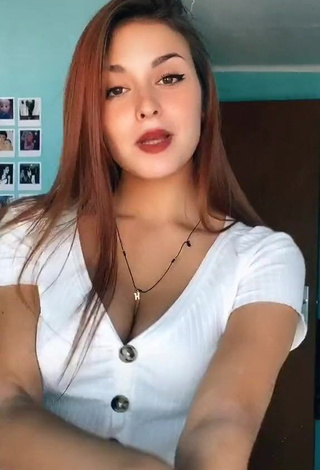 4. Sexy Helen Riu Shows Cleavage in White Crop Top