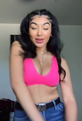 Hottest Jackie Ybarra Shows Cleavage in Pink Crop Top