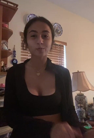 1. Hot OfflineJenna Shows Cleavage in Black Crop Top