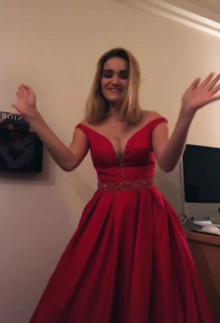 Sexy Jessi101love Shows Cleavage in Red Dress