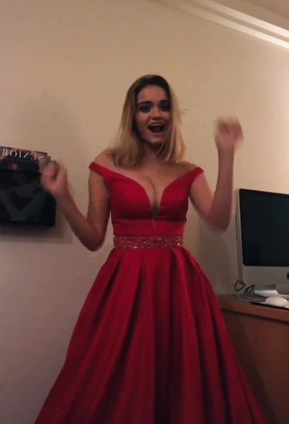 3. Sexy Jessi101love Shows Cleavage in Red Dress