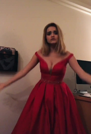 4. Sexy Jessi101love Shows Cleavage in Red Dress