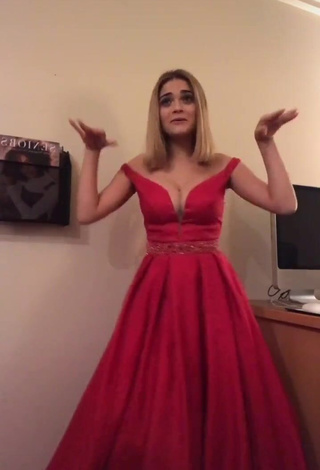 Hot Jessi101love Shows Cleavage in Red Dress