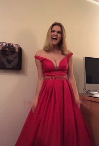 3. Hot Jessi101love Shows Cleavage in Red Dress