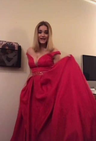 4. Hot Jessi101love Shows Cleavage in Red Dress