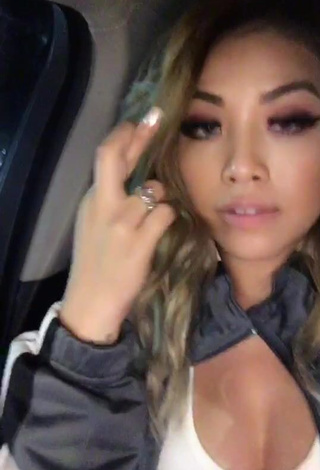 Sexy Jessie Le Shows Cleavage