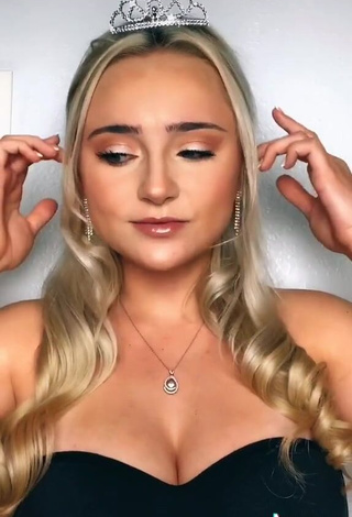 4. Sexy Katelyn Garland Shows Cleavage