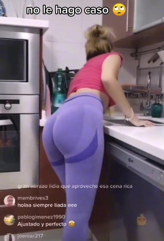 4. Sweetie Lidia Shows Butt