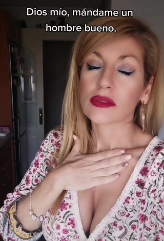 1. Sensual Lidia Shows Cleavage