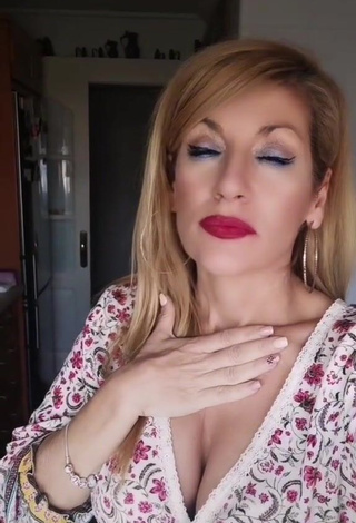 3. Sensual Lidia Shows Cleavage