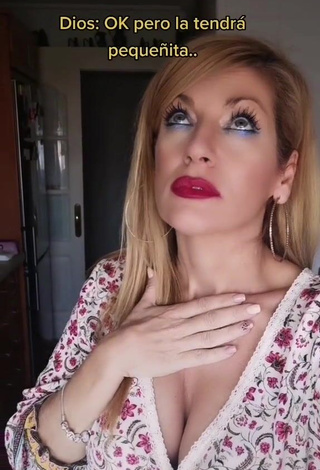 4. Sensual Lidia Shows Cleavage