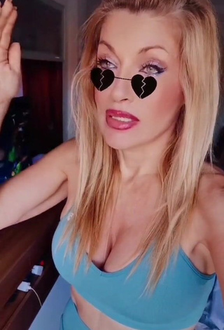 1. Sexy Lidia Shows Cleavage in Blue Crop Top