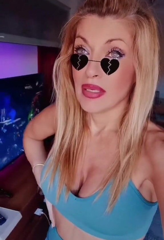 3. Sexy Lidia Shows Cleavage in Blue Crop Top