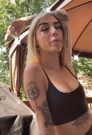3. Amazing Cruella Morgan Shows Cleavage in Hot Black Crop Top