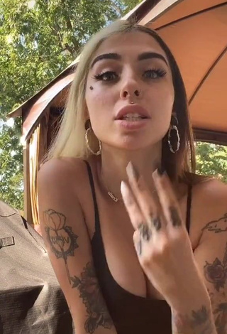 4. Amazing Cruella Morgan Shows Cleavage in Hot Black Crop Top