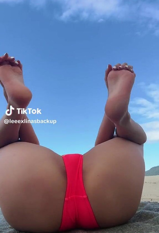 Sweetie leeexlinasbackup Shows Butt at the Beach while Leg Spread (Side Boob)