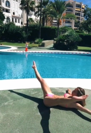 4. Hottest Laura Rodero in Pink Bikini at the Swimming Pool