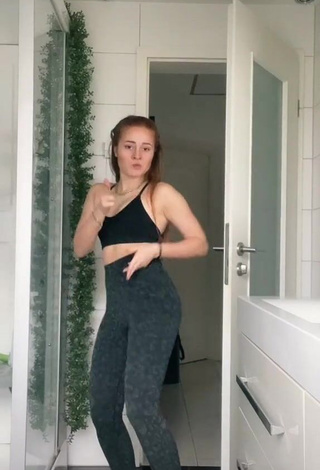 Hot Leonie Leoobalys in Grey Leggings