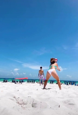 Hot Nika Motiie Shows Butt at the Beach