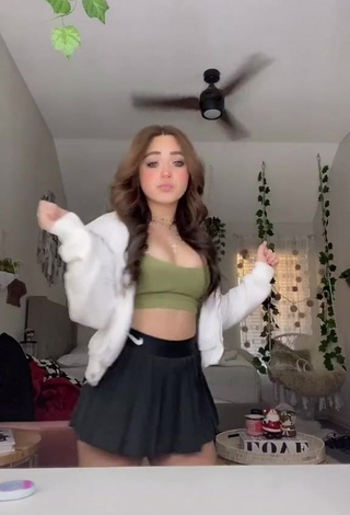 3. Sexy Nika Motiie in Green Crop Top