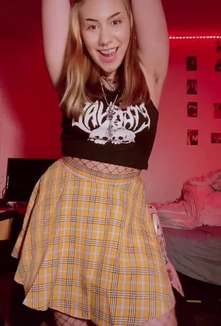 1. Sexy Aria Werme in Crop Top