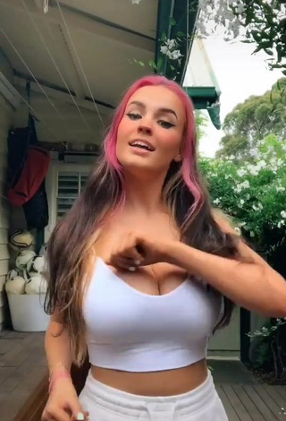 1. Sensual Sammy Janee Shows Cleavage in White Crop Top