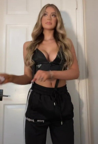 3. Pretty Tori Hubbard Shows Cleavage in Black Crop Top