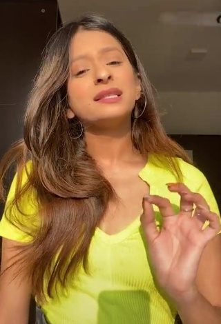 3. Hot Unnati Malharkar in Yellow Top