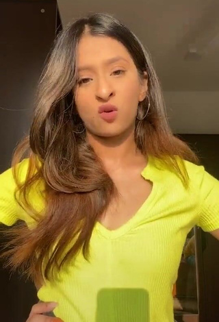 4. Hot Unnati Malharkar in Yellow Top